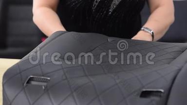 女人把汽车座椅盖在汽车座椅上。